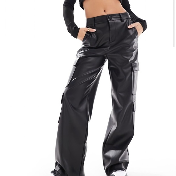 Stradivarius Petite faux leather cargo pants in black - Picture 5 of 8
